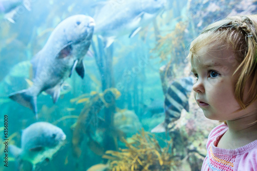 Mädchen im Aquarium