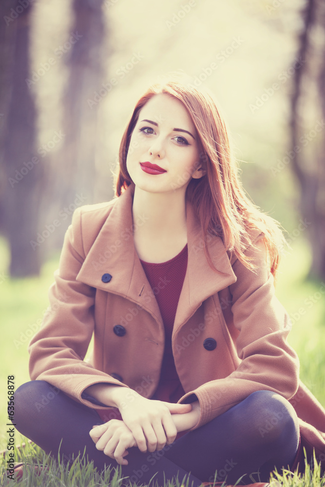 Obraz premium Redhead women in a park