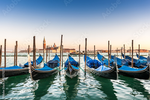 Alignement de Gondoles et San Giorgio Maggiore en arrière plan,  à Venise en Vénétie, Italie © FredP