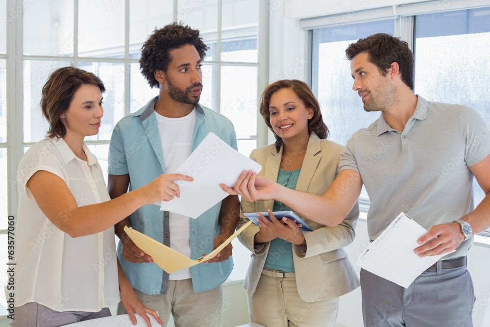 Obraz premium Business colleagues with documents in office