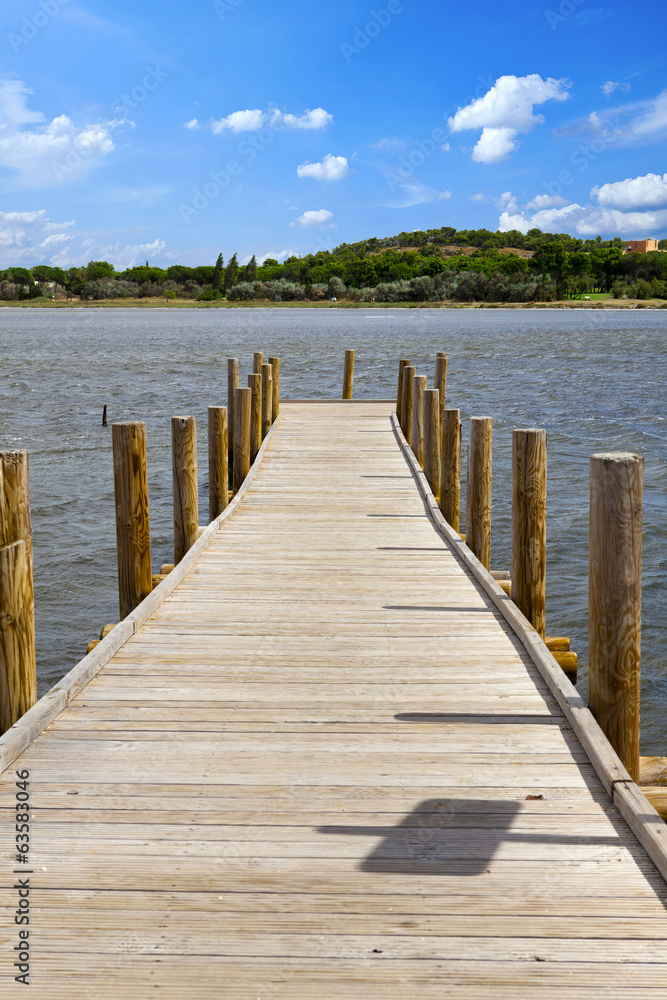 Fototapeta premium Holzsteg in dem Gewässer vor Gruissan