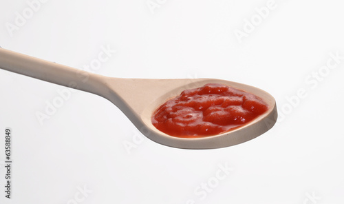 Cuchara con pasta de tomate,crema de tomate.