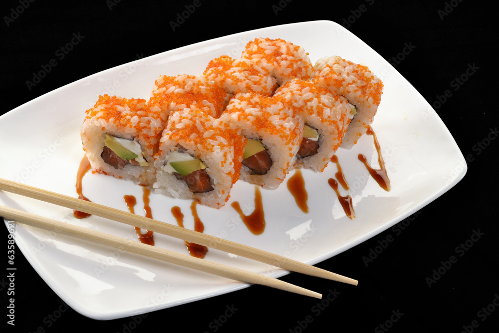 Sushi roll de salmón con aguacate,comida japonesa. Sushi roll de salmón con aguacate,comida japonesa.