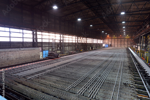 Abkühlung von fertigen Rohren im Stahlwerk © industrieblick