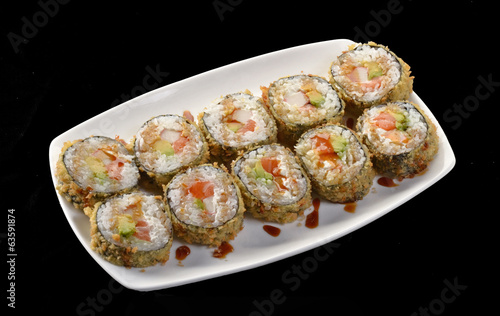 Sushi roll de salmón y atún,comida japonesa.