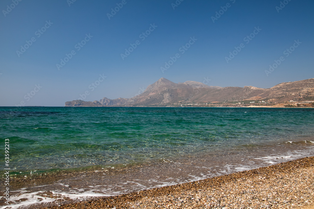 Галечный пляж и морской прибой. Греция. Крит