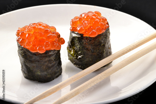 Sushi roll con huevos de salmón,Huevos de pescado.