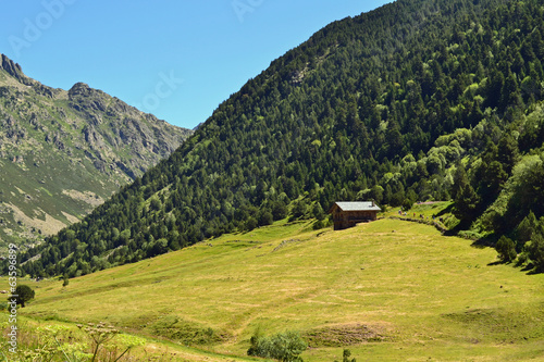 Andorra: casita y prado