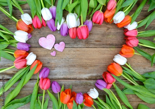 Fototapeta Naklejka Na Ścianę i Meble -  Grußkarte Frühling - Tulpenherz auf Holzuntergrund