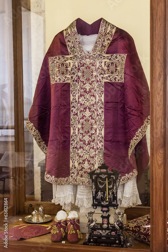 Fényképezés Clergy vestments - Chasuble, Rochet and Maniple