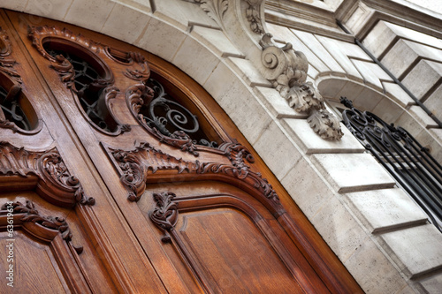 Porte sculptée sur la façade d'un hôtel particulier photo