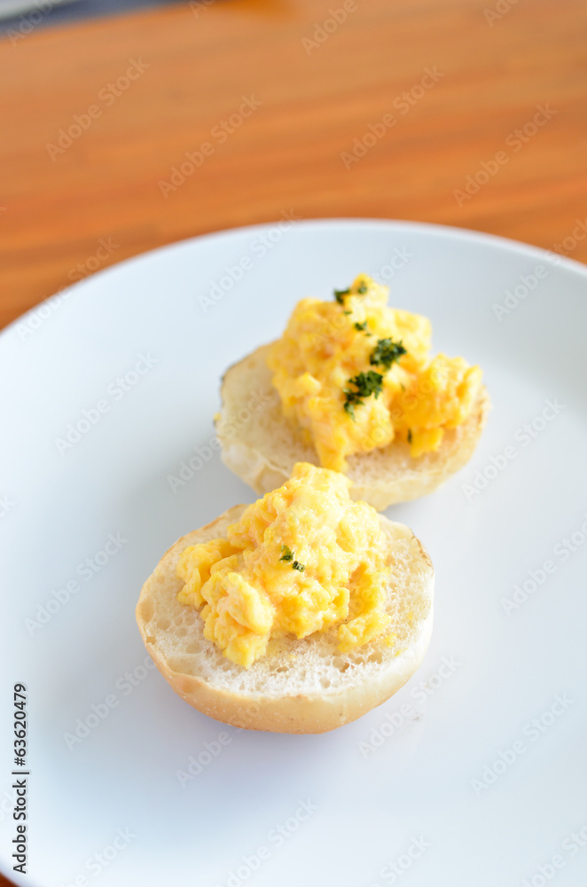 Bread with scrambled eggs