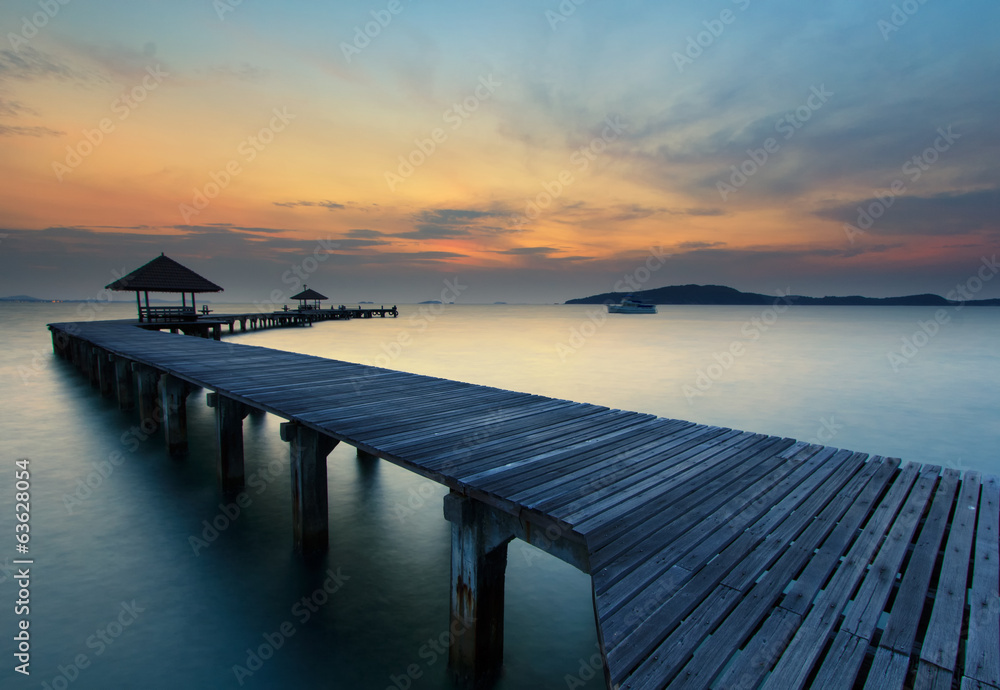 Obraz premium The long bridge over the sea
