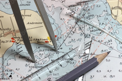 Seekarte mit Navigationsinstrumenten