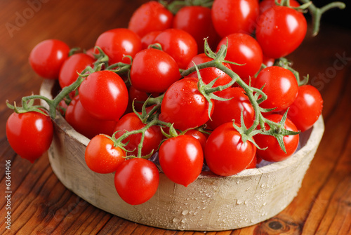 pomodoro di pachino biologico nella cassetta di legno