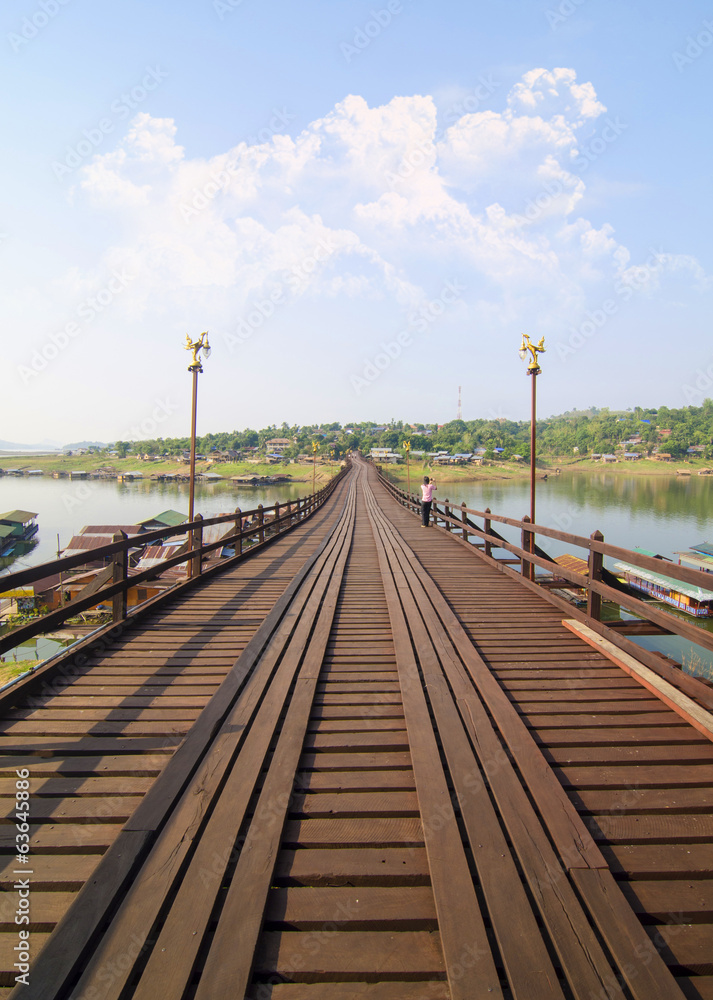 Naklejka premium Wood bridge with river and mountain in Kanchanaburi Thailand