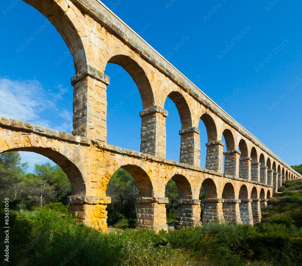 Aqueduct de les Ferreres (Pont del Diable) in summer