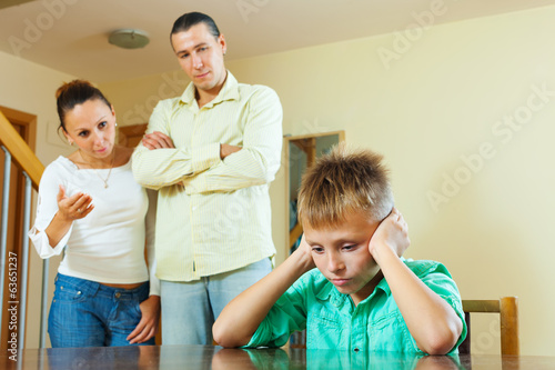 Photos Parents berates her teenage child