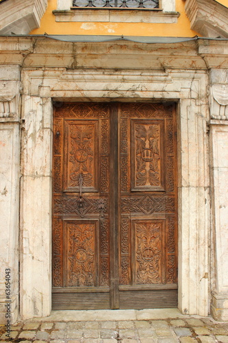 Holztür als Eingang zur Wallfahrtskirche Frauenberg