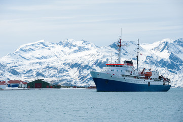 Fotobehang Zuidpoolgebied Cruiseschip vaart langs Antarctica  © ykumsri