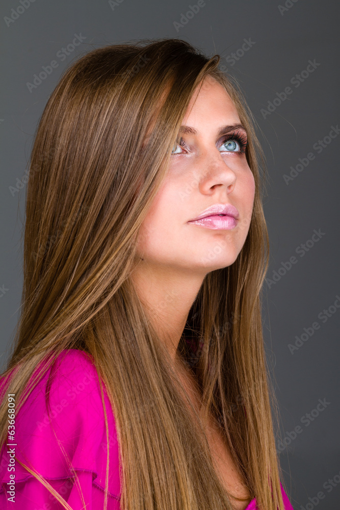 Naklejka premium Portrait of an attractive fashionable young woman.