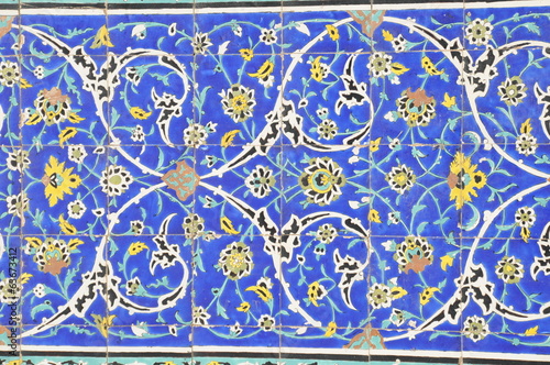 Blumenmuster auf glasierten Fliesen