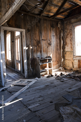 Ruine einer Holzhütte von innen © wernerimages