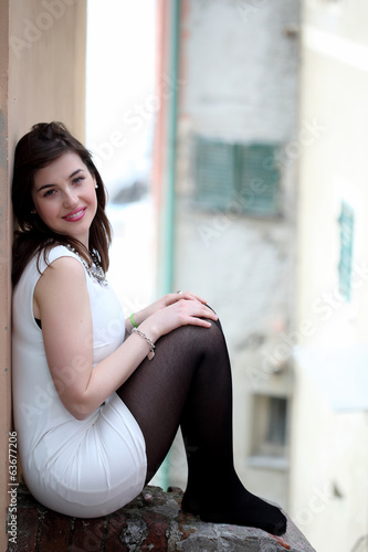 Ragazza seduta sul muretto Free Download Ragazza seduta sul muretto - GFXLoad