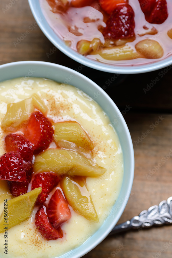 Soja-Vanille-Milchreis mit Erdbeer-Rhabarberkompott und Zimt Soja-Vanille-Milchreis mit Erdbeer-Rhabarberkompott und Zimt