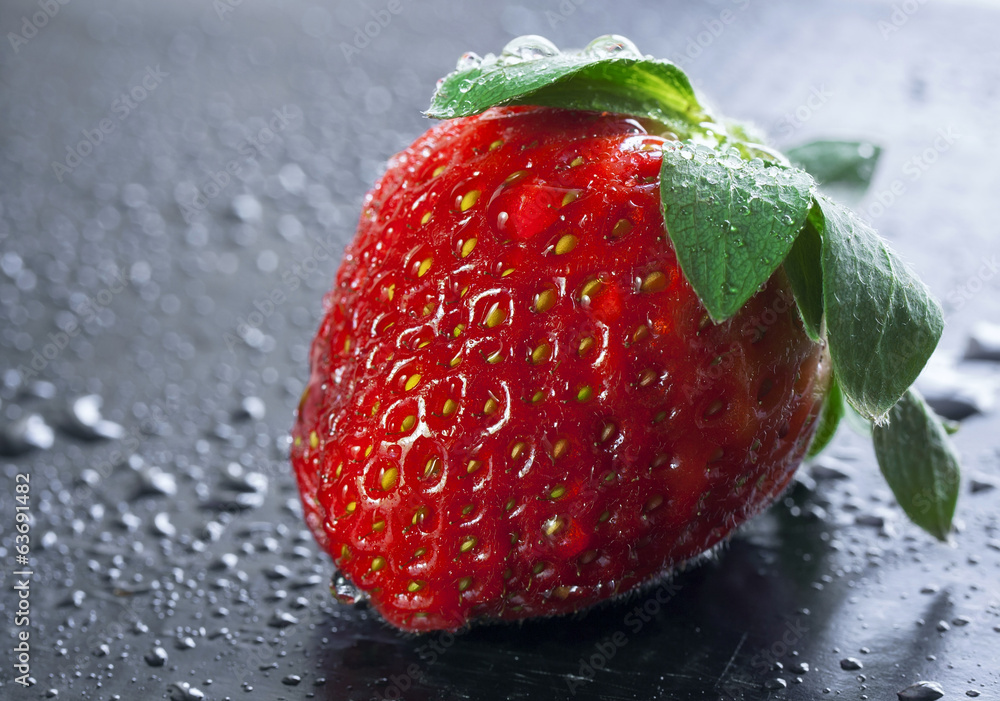 Fototapeta premium Wet sweet strawberry