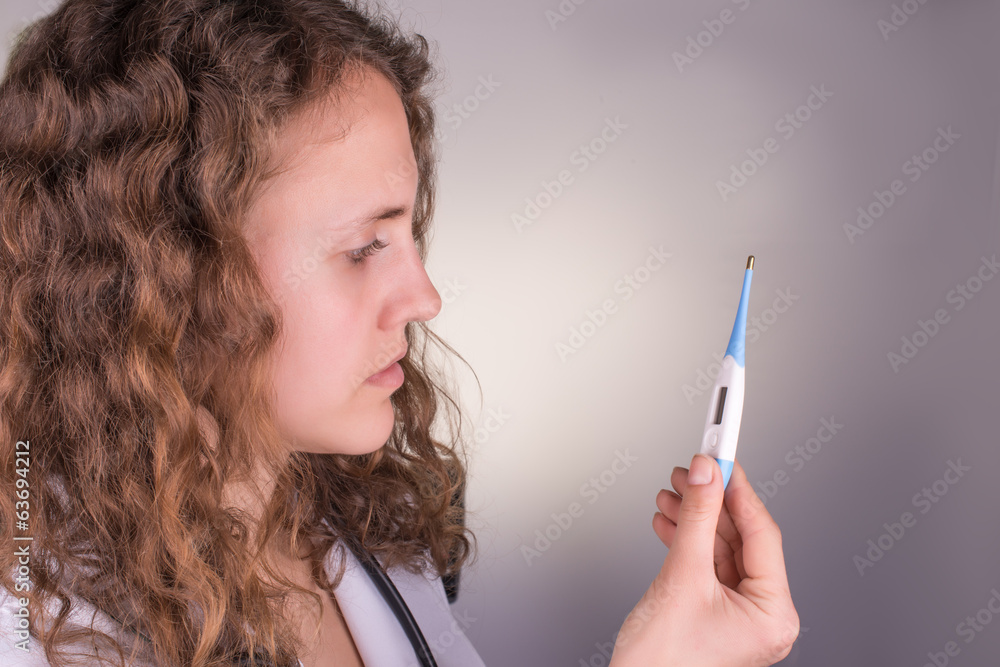 Obraz premium Medical female doctor with thermometer