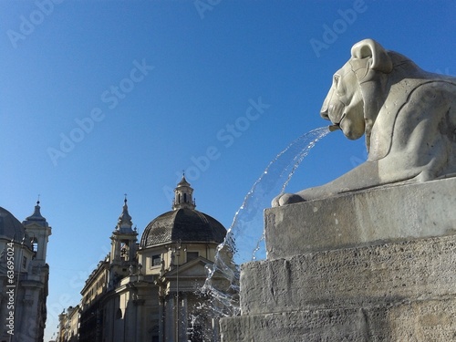 Fontana di forma leonina a Piazza del Popolo a Roma photo