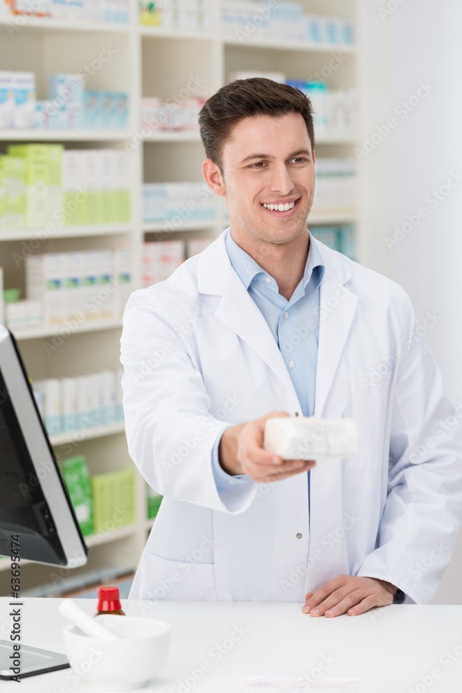 © contrastwerkstatt - apotheker verkauft medikament