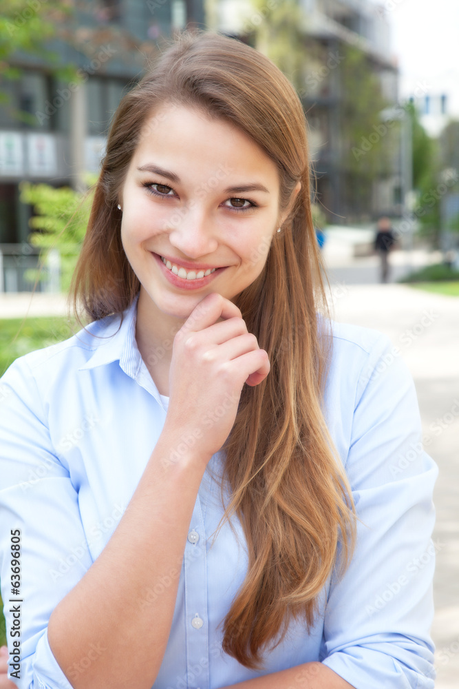Fototapeta premium Portrait einer lachenden blonden Frau im Freien