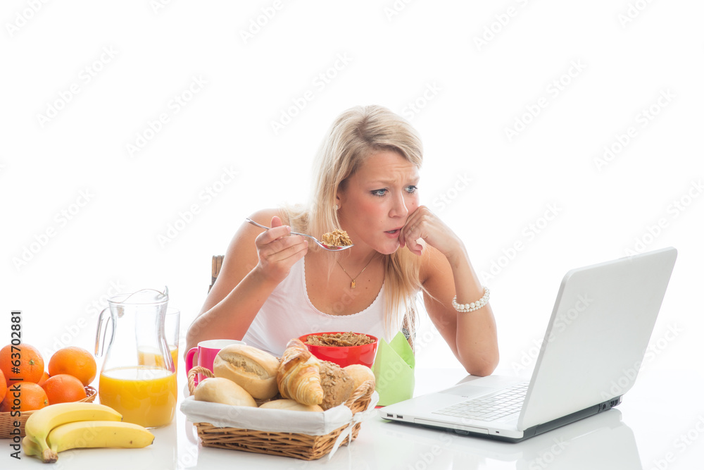 Frau beim Frühstück mit Laptop Frau beim Frühstück mit Laptop
