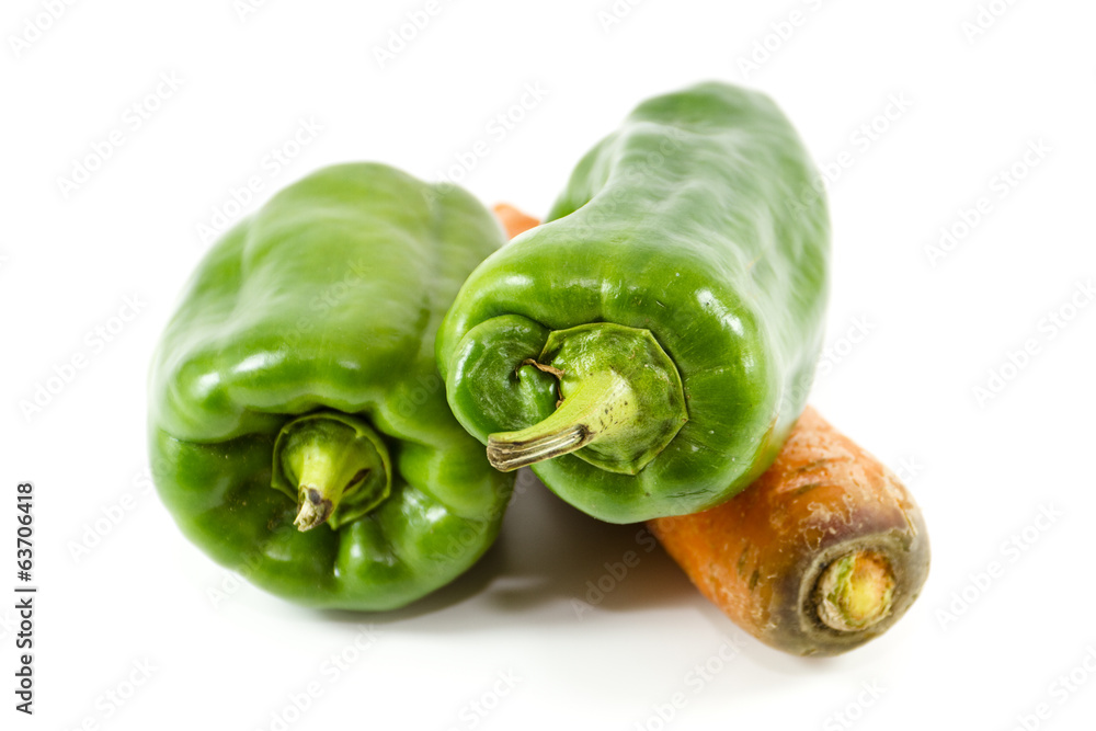 Frische Grüne Paprika mit Karotten Frische Grüne Paprika mit Karotten