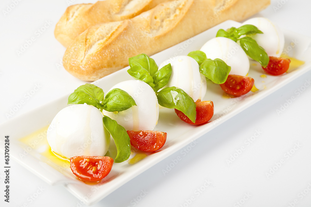 Mozzarelle fresche con pomodori e basilico Mozzarelle fresche con pomodori e basilico