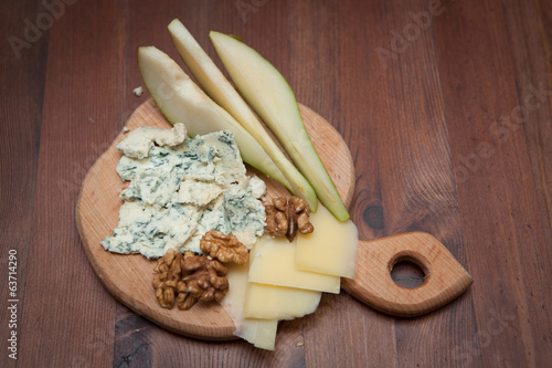 blue mold cheese with pear