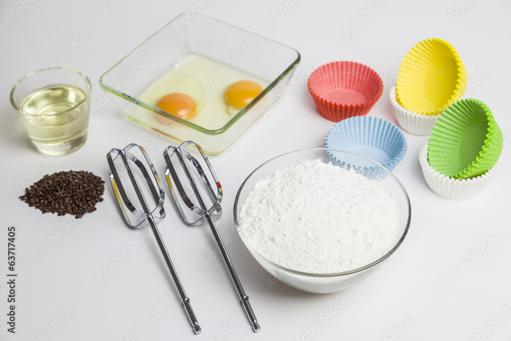 Zutaten und Zubehör zur Herstellung von Muffins Zutaten und Zubehör zur Herstellung von Muffins