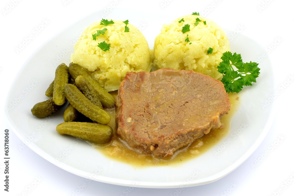 wołowina duszona z ziemniakami i ogórkiem