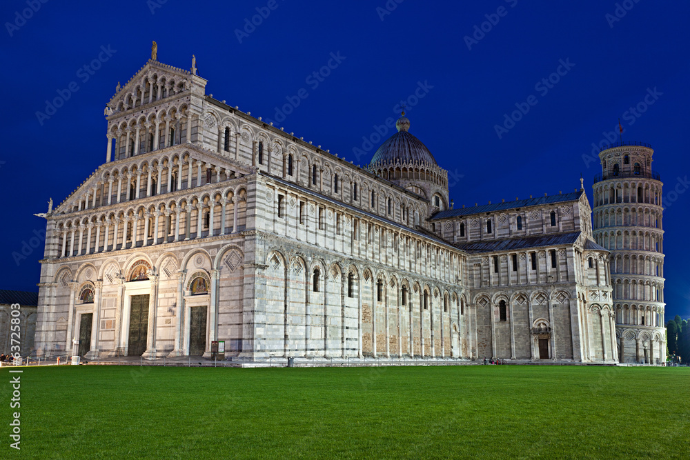 Pisa, il Duomo con la Torre al crepuscolo