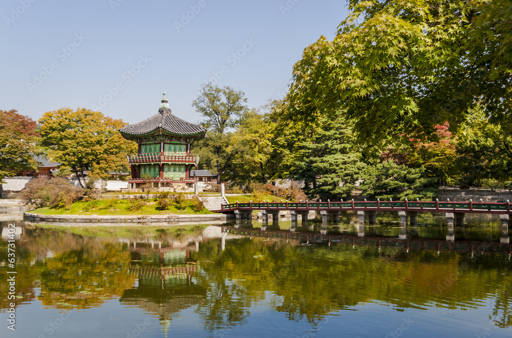 Obraz premium Korean temple, Emperors island in Gyeongbokgung palace. Seoul