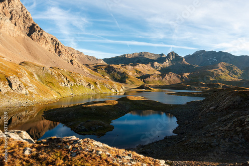 Panorama di montagna con lago