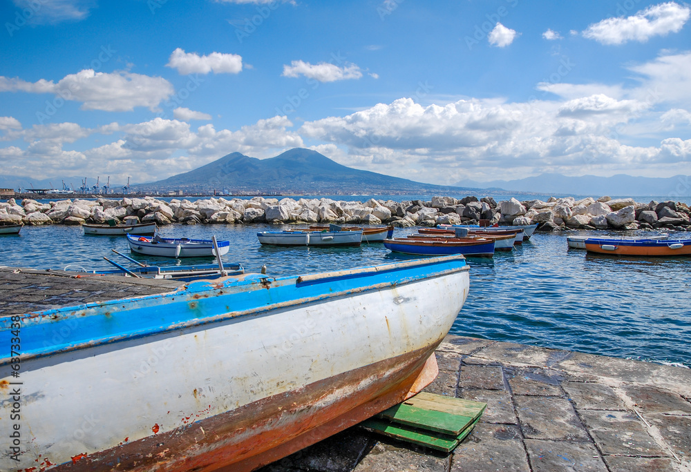 Port de pêche de Naples devant le Vésuve