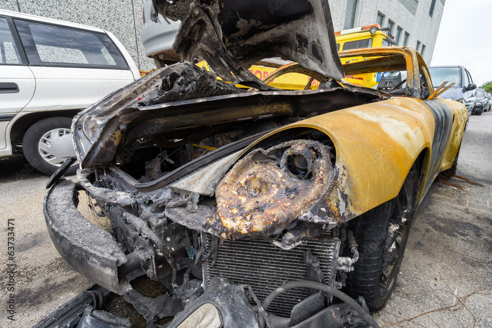 Fototapeta premium yellow sport car crashed and burned