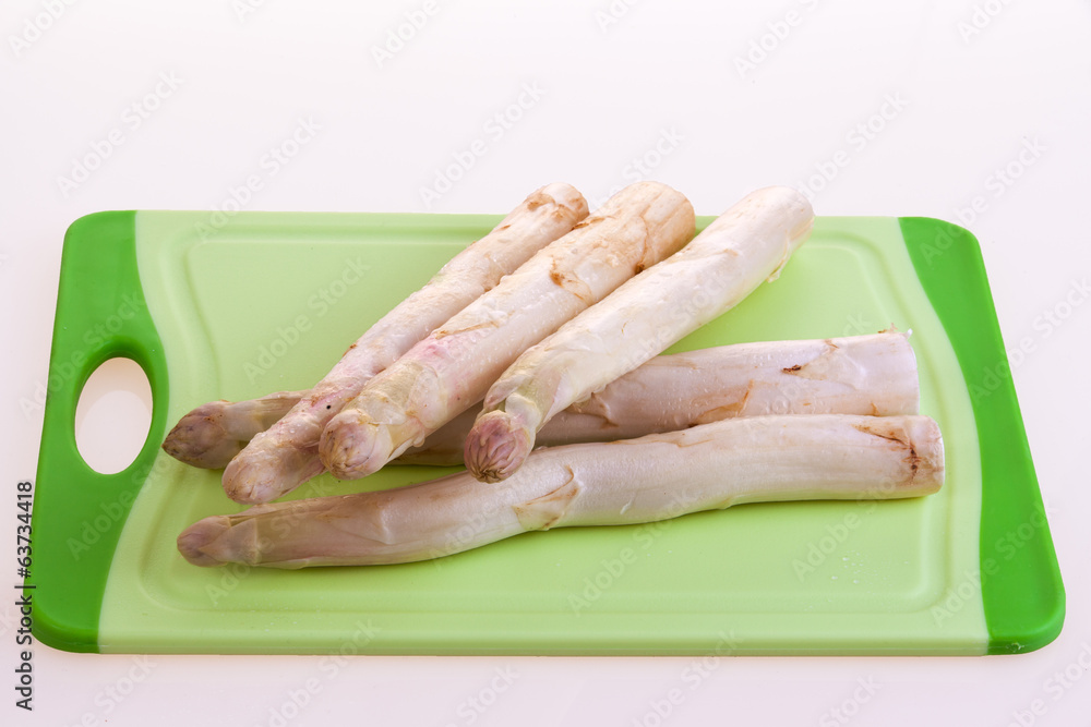 Roher Spargel mit Spargelschäler Roher Spargel mit Spargelschäler