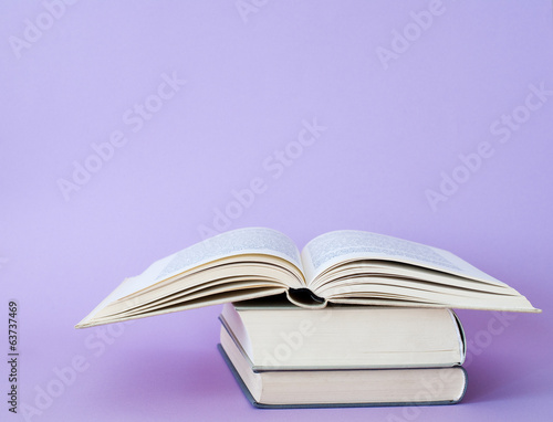 Bücher vor Violettem Hintergrund © goldnetz
