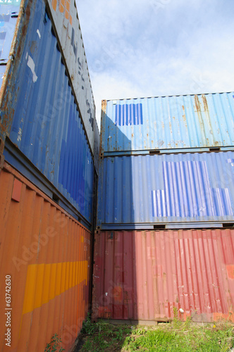 container aufeiander gestapelt