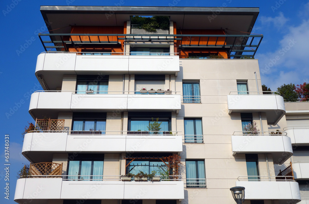 Obraz premium Immeuble sur fond de ciel bleu