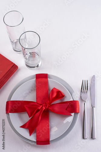 Red ribbon table set with glasses